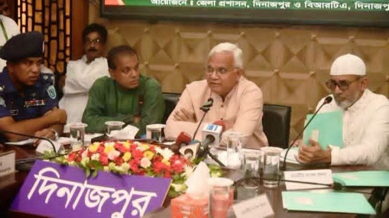 দিনাজপুরে দুর্ঘটনায় আহতদের মাঝে চেক বিতরণ
